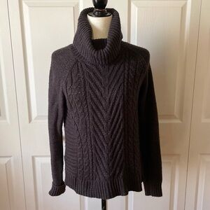 Elle black turtleneck